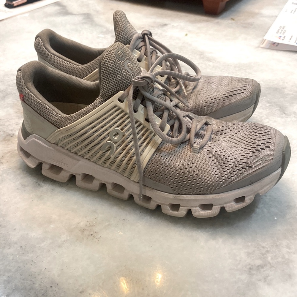 Women’s size 8.5 On Cloud Helion Running Shoes